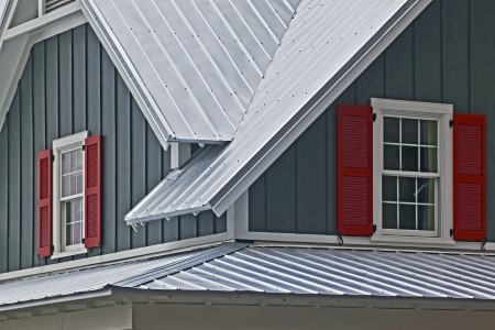The pros and cons of chesaning metal roofing